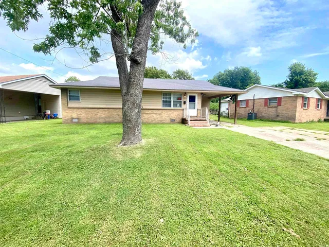 121 S  Magnolia Dr, Trumann, AR 72472