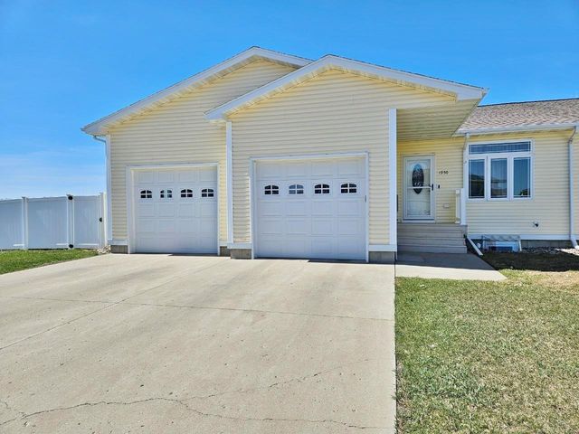 1930 28th St SW, Minot, ND 58701