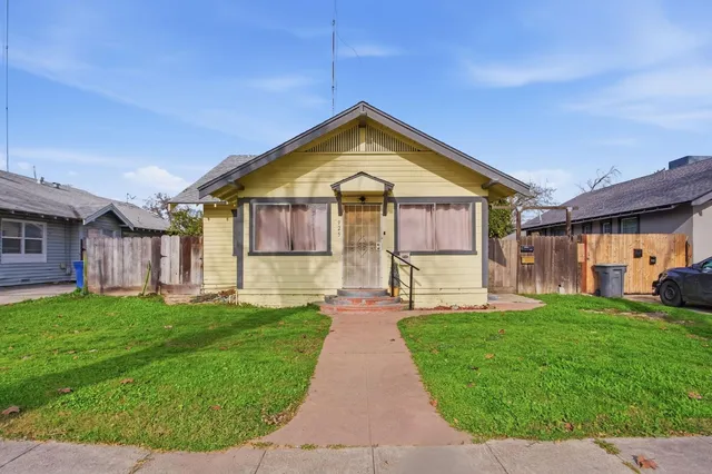 925 W  21st St, Merced, CA 95340