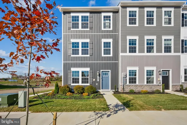 40 Aloma St, Charles Town, WV 25414