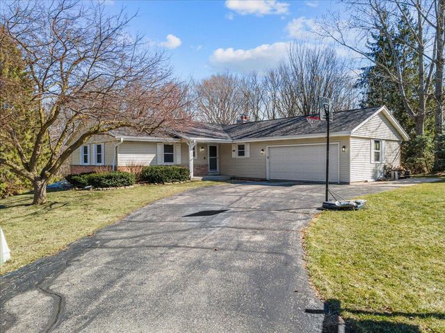 5778 Hickory Knoll DRIVE, West Bend, WI 53095