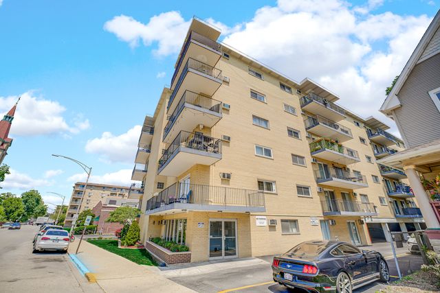 320 Circle Ave #308, Forest Park, IL 60130