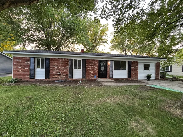 2015 Rosewood Dr, Anderson, IN 46011