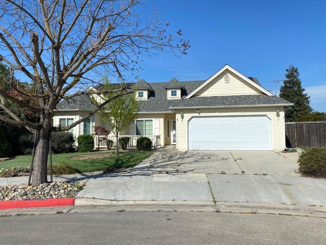 220 E  Stanley Ave, Reedley, CA 93654