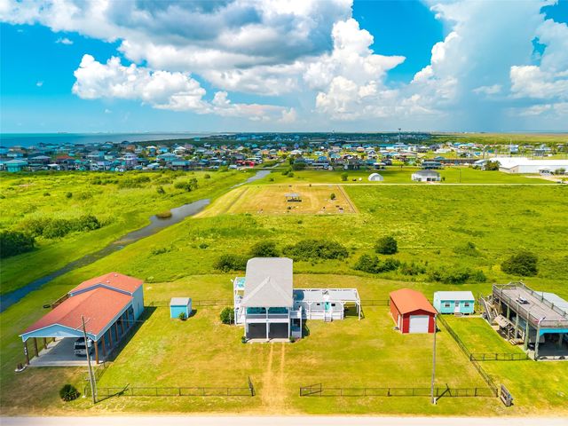 981 Sea Spray Dr, Crystal Beach, TX 77650