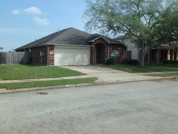 2301 Day Dr, Pearland, TX 77584