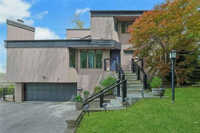 795 W  254th St, Bronx, NY 10471