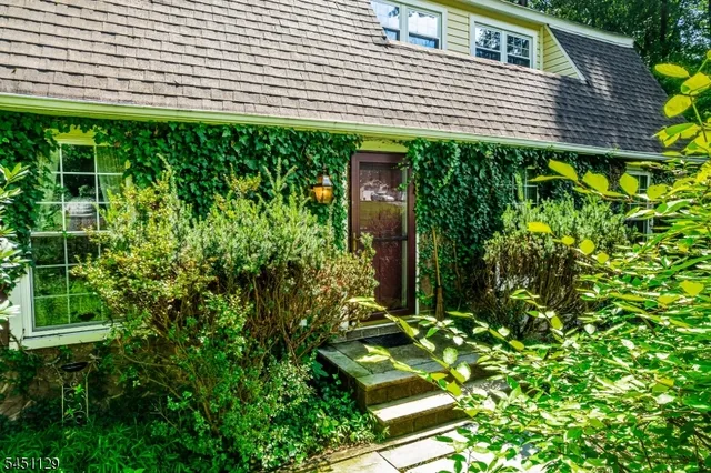 5 Pepper Ln, Succasunna, NJ 07876