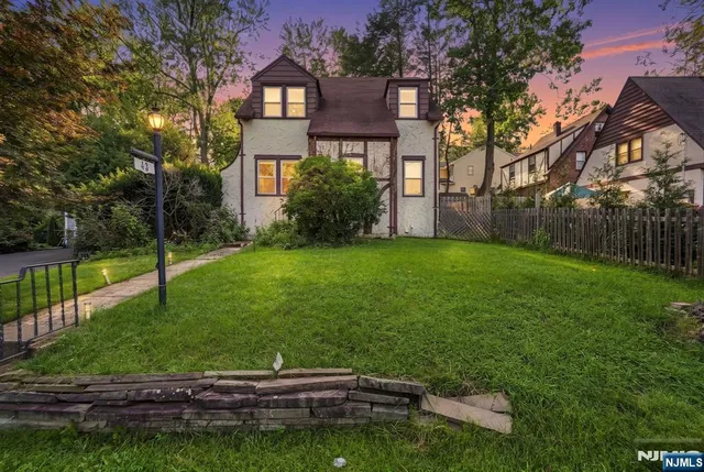 43 Esmond Pl, Tenafly, NJ 07670