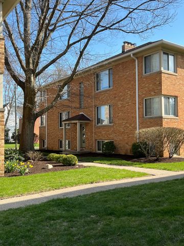 1900 Wooster Rd #2, Rocky River, OH 44116