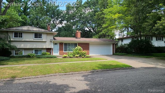 8736 Ringwood Dr, Commerce Township, MI 48382