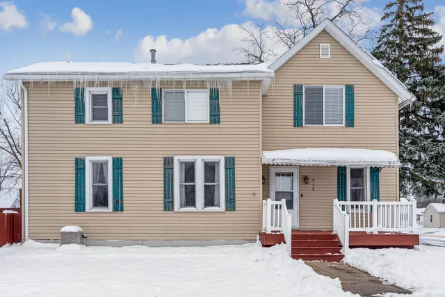 915 Young St, Jesup, IA 50648