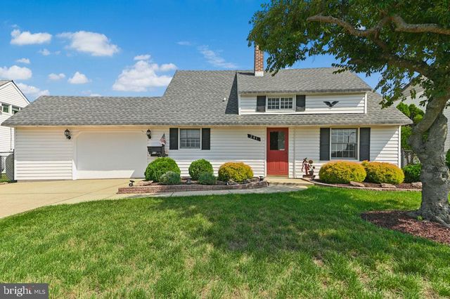 281 Northpark Dr, Levittown, PA 19054