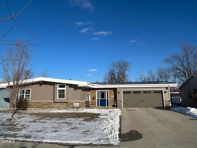 1026 6th Ave  NE, Valley City, ND 58072