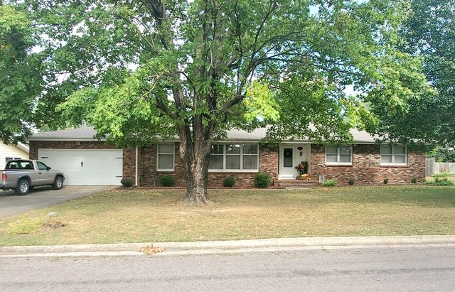 811 Richards Dr, Mountain Grove, MO 65711