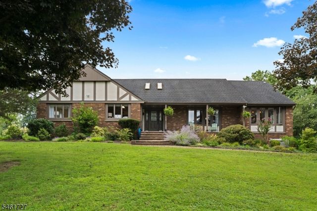 12 Craig Rd, Neshanic Station, NJ 08853
