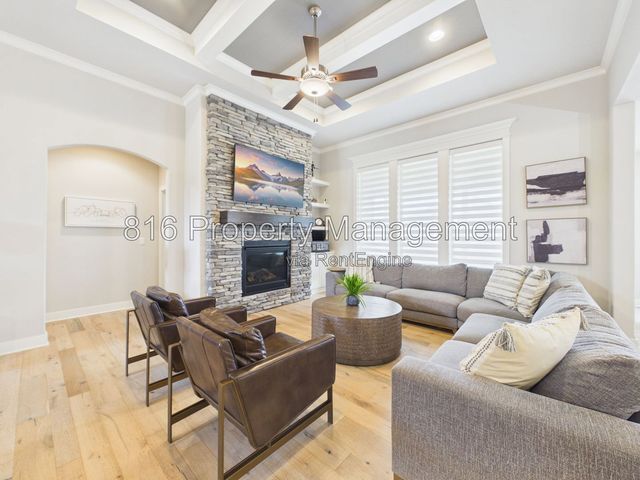 2528 SW Hickory Ln, Lees Summit, MO 64082