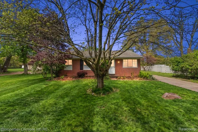 5894 Heyer St, Romulus, MI 48174