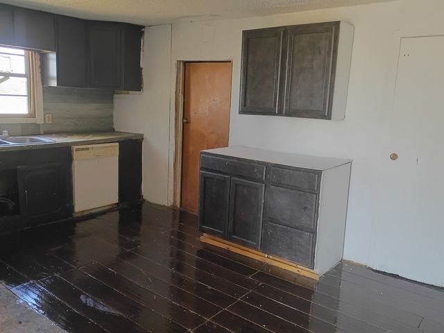 221 S  Central Ave, Petrolia, TX 76377