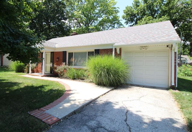2206 Somerset Dr, Prairie Village, KS 66208