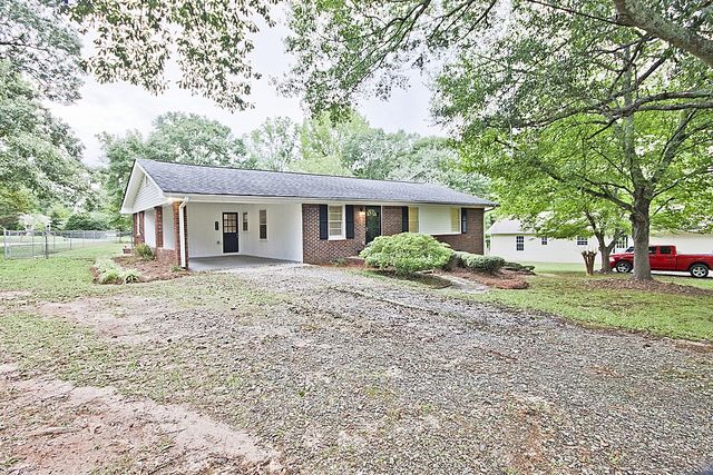 212 Lakeshore Dr, Braselton, GA 30517