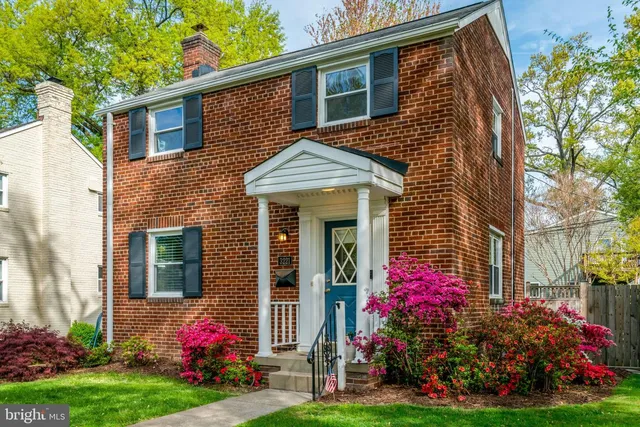 3221 6th St S, Arlington, VA 22204