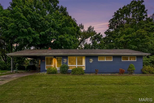 10866 Mercer Ct, Saint Ann, MO 63074