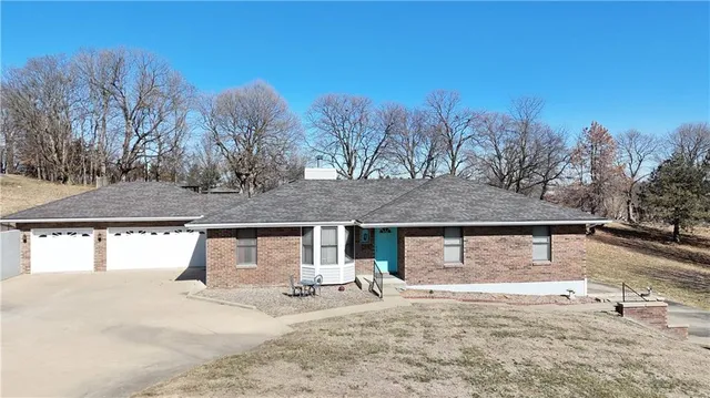 9 SE Hilltop Terrace Rd, Saint Joseph, MO 64507