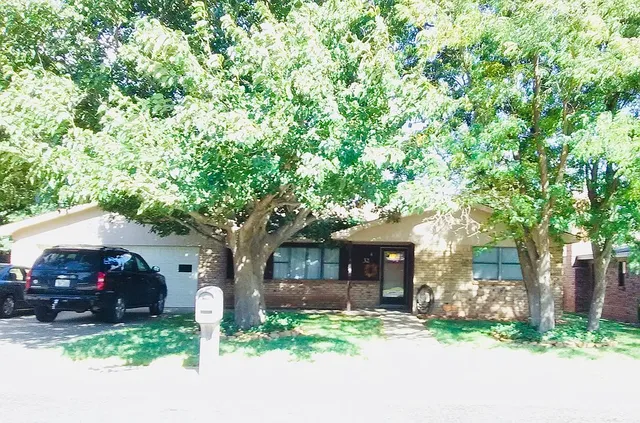 32 Mesa Dr, Canyon, TX 79015