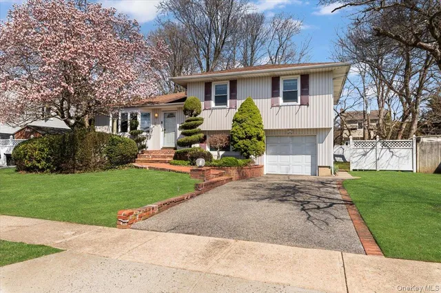 20 Pickwick Drive W, Syosset, NY 11791