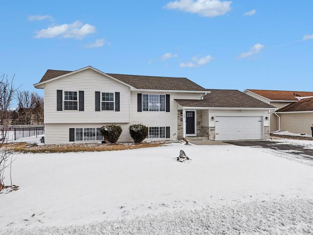 740 Heritage Ln, Belle Plaine, MN 56011