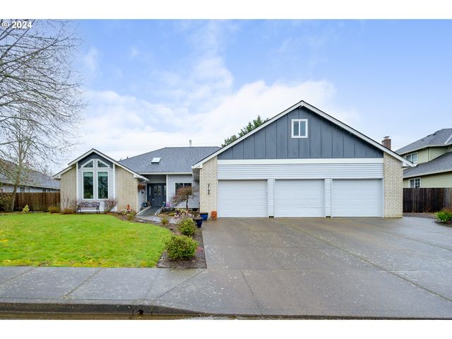 2195 NW Chrystal Dr, McMinnville, OR 97128