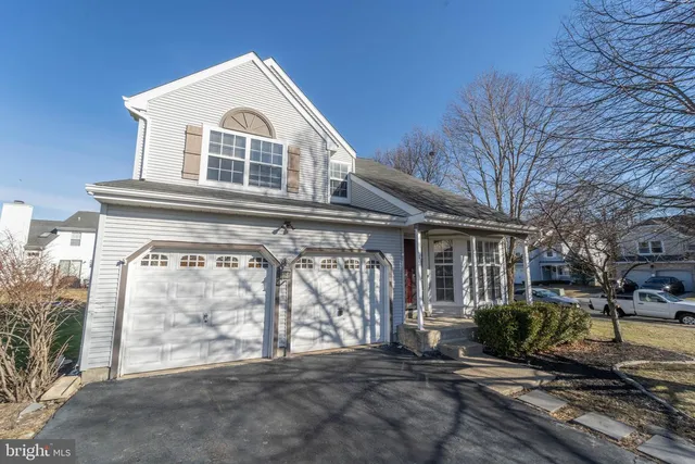 19 Dryden Dr, Burlington, NJ 08016