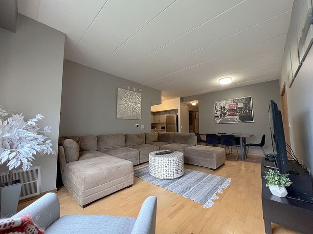419 W  Cermak Rd #2C, Chicago, IL 60616