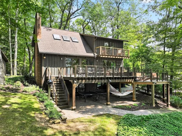 111 N  Peninsula Dr, Central City, PA 15926