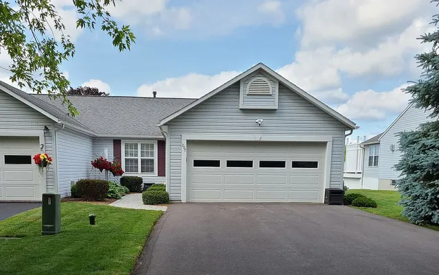 207 Clouds View Cir, Camillus, NY 13031