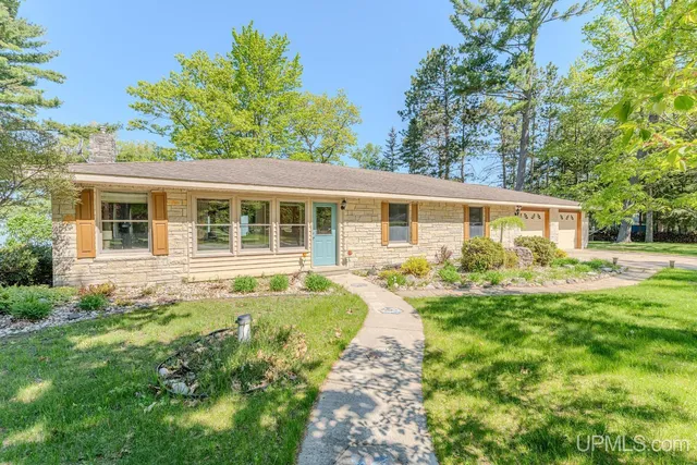 805 Indian Trl, Manistique, MI 49854