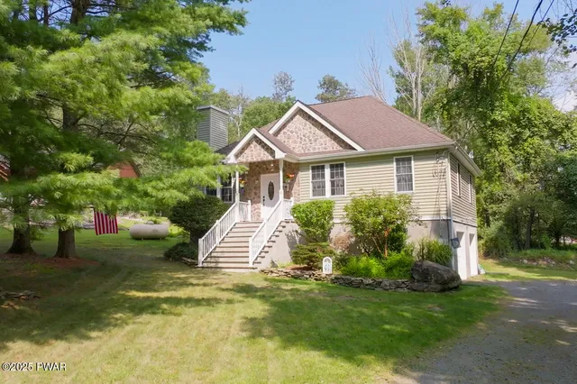 22 Meadows Ct, Hawley, PA 18428