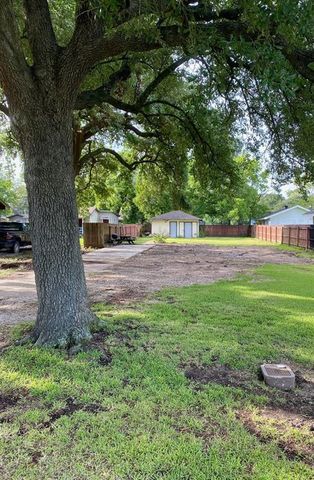 2214 Armstrong Ave, Port Neches, TX 77651