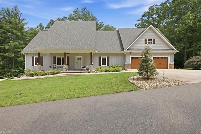 612 Niston Ln, Mount Airy, NC 27030