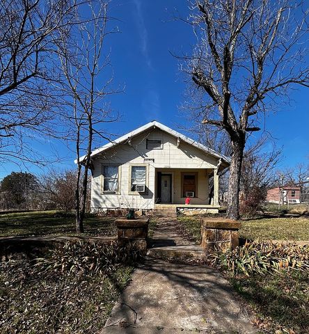 325 S  Court St, Breckenridge, TX 76424