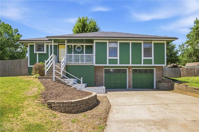 1210 NE Richardson Pl, Lees Summit, MO 64086