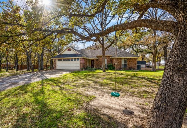 102 Southwinds Dr, Weatherford, TX 76087