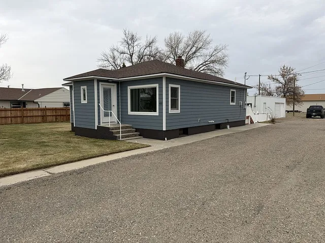 411 1st St W, Chester, MT 59522