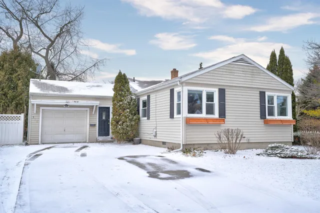 310 Burns St, Essexville, MI 48732
