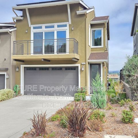 563 Jade St, Petaluma, CA 94952