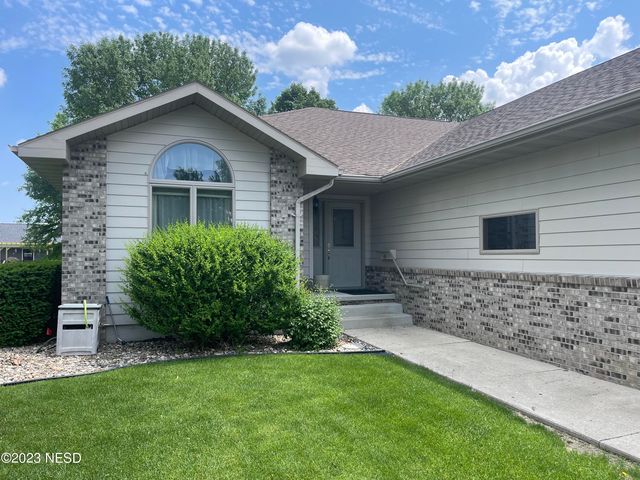 1022 37th St NW, Watertown, SD 57201