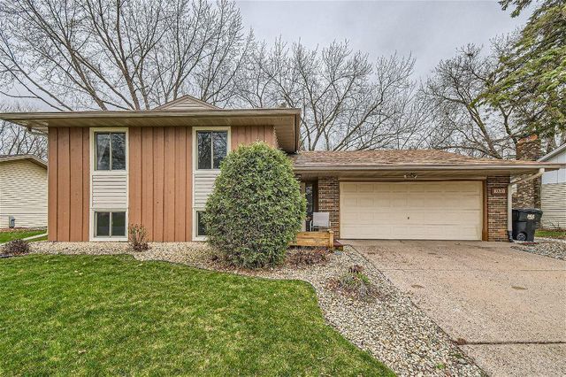 10350 Uplander St NW, Coon Rapids, MN 55433