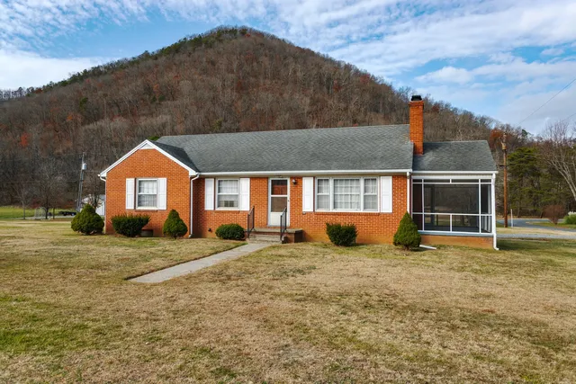 1102 Anderson St, Glasgow, VA 24555