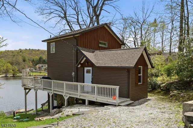 51 Goldfinch Ln, Hewitt, NJ 07421